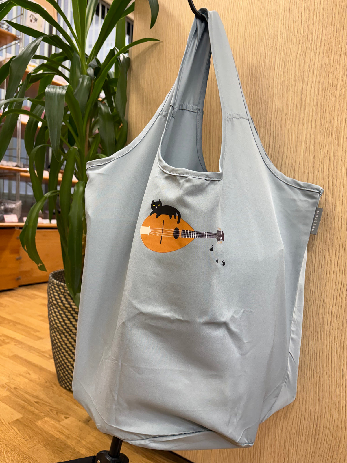 猫とマンドリン ラウンド型エコバッグ | イケガク